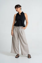 Load image into Gallery viewer, Rua Pleated Top - Black
