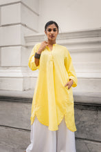 Load image into Gallery viewer, Liza Pleated Top - Daisy
